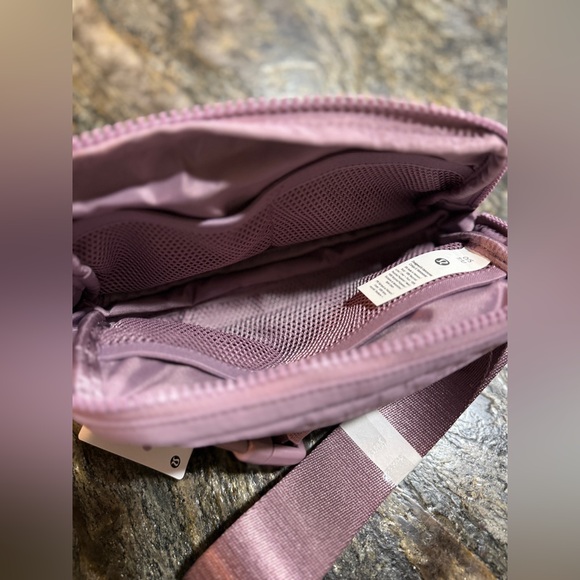 NWT Lululemon Everywhere Belt Bag 1L - Picture 8 of 11